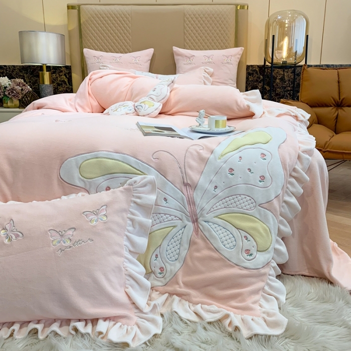 91家纺网 家纺一手货源 找家纺 星尚 2021新款A类进口牛奶绒加厚水晶绒绣花四件套 翩翩起舞-淡粉