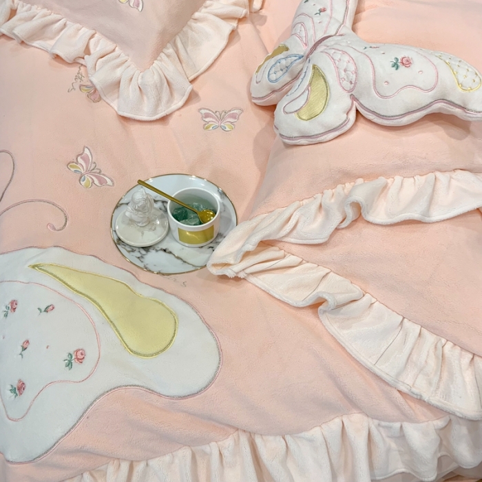 91家纺网 家纺一手货源 找家纺 星尚 2021新款A类进口牛奶绒加厚水晶绒绣花四件套 翩翩起舞-淡粉