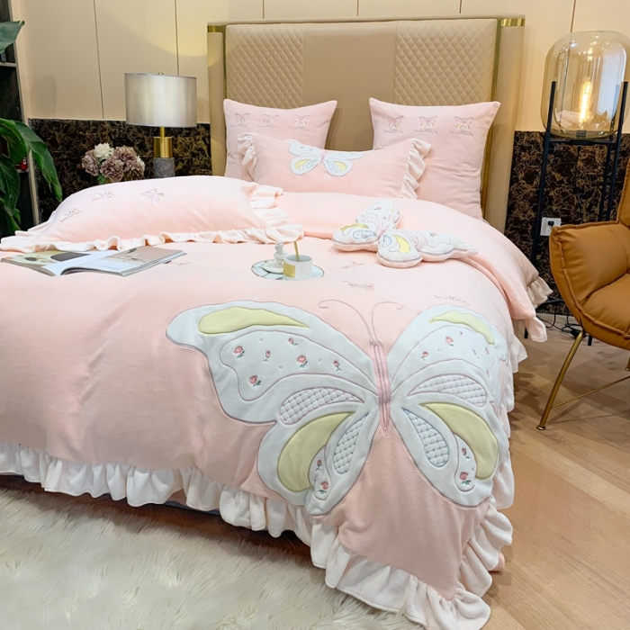 91家纺网 家纺一手货源 找家纺 星尚 2021新款A类进口牛奶绒加厚水晶绒绣花四件套 翩翩起舞-淡粉