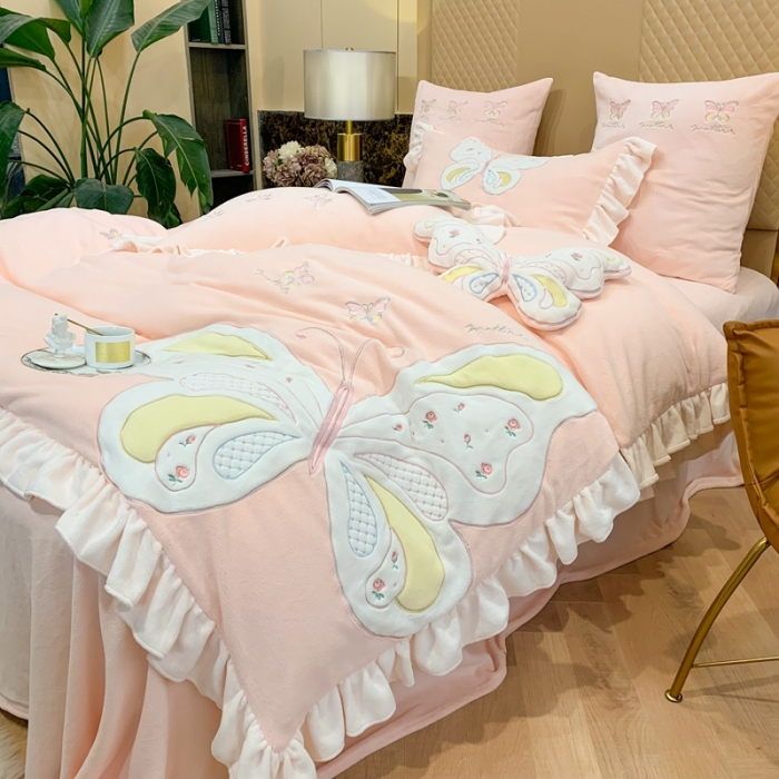 91家纺网 家纺一手货源 找家纺 星尚 2021新款A类进口牛奶绒加厚水晶绒绣花四件套 翩翩起舞-淡粉