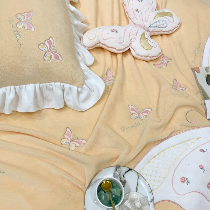 91家纺网 家纺一手货源 找家纺 星尚 2021新款A类进口牛奶绒加厚水晶绒绣花四件套 翩翩起舞-鹅黄