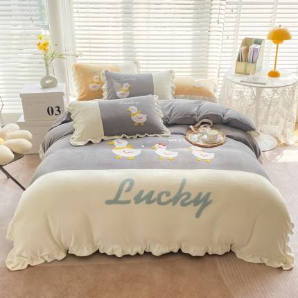 91家纺网 家纺一手货源 找家纺 懒猫家纺 2021新款牛奶绒毛巾绣四件套实拍图 幸运鸭-灰