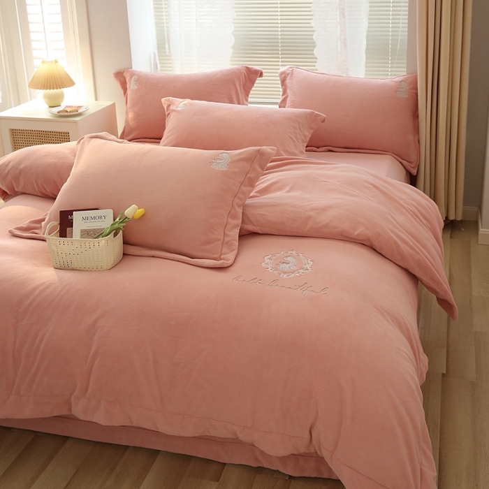 91家纺网 家纺一手货源 找家纺 榻尚家居 2021新款清新柔暖绒四件套茱莉系列 茱莉粉