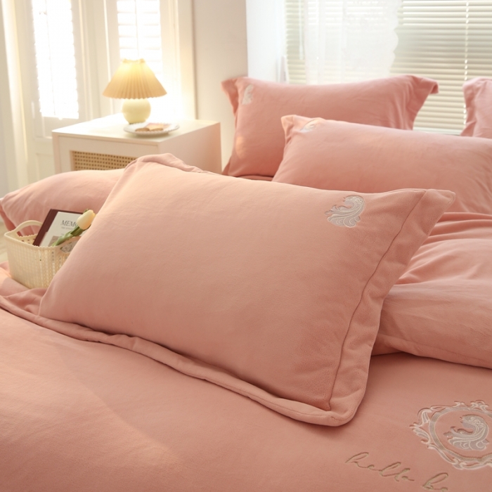 91家纺网 家纺一手货源 找家纺 榻尚家居 2021新款清新柔暖绒四件套茱莉系列 茱莉粉