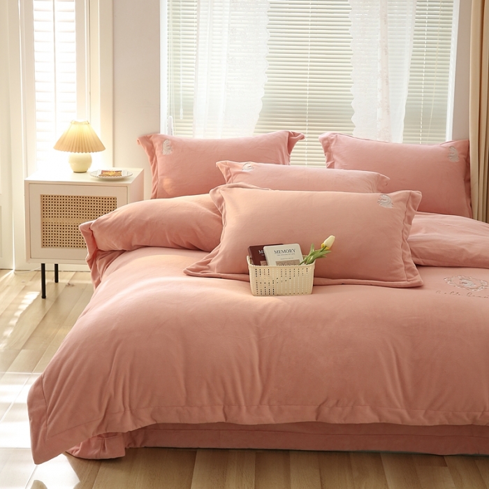 91家纺网 家纺一手货源 找家纺 榻尚家居 2021新款清新柔暖绒四件套茱莉系列 茱莉粉