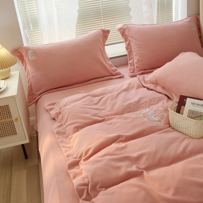 91家纺网 家纺一手货源 找家纺 榻尚家居 2021新款清新柔暖绒四件套茱莉系列 茱莉粉