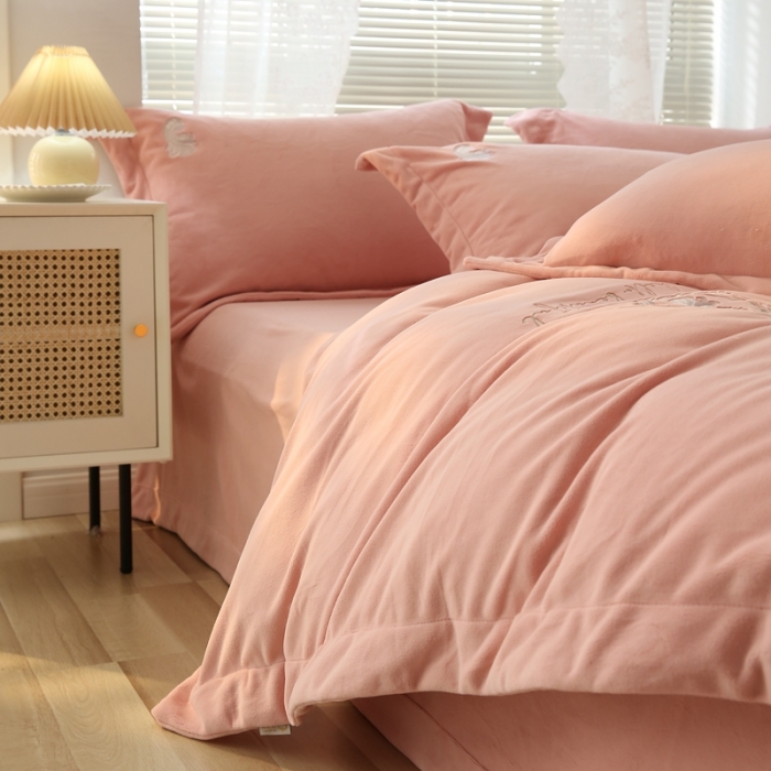 91家纺网 家纺一手货源 找家纺 榻尚家居 2021新款清新柔暖绒四件套茱莉系列 茱莉粉