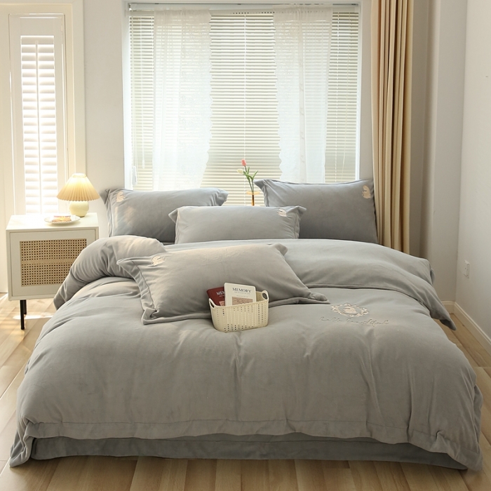 91家纺网 家纺一手货源 找家纺 榻尚家居 2021新款清新柔暖绒四件套茱莉系列 茱莉灰
