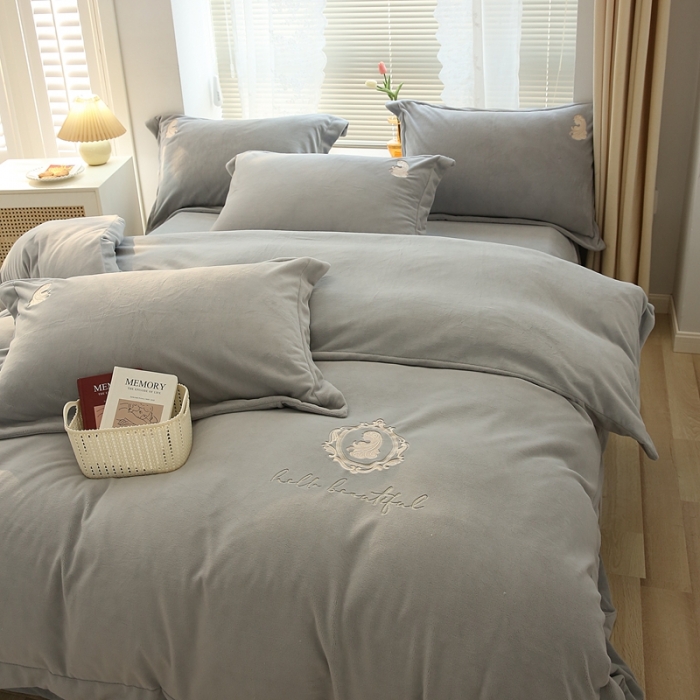 91家纺网 家纺一手货源 找家纺 榻尚家居 2021新款清新柔暖绒四件套茱莉系列 茱莉灰