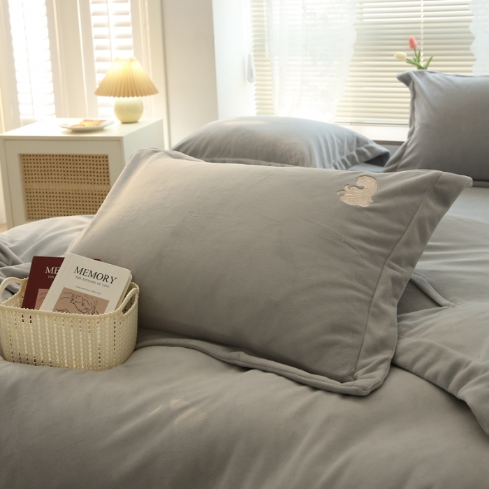 91家纺网 家纺一手货源 找家纺 榻尚家居 2021新款清新柔暖绒四件套茱莉系列 茱莉灰