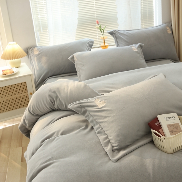 91家纺网 家纺一手货源 找家纺 榻尚家居 2021新款清新柔暖绒四件套茱莉系列 茱莉灰