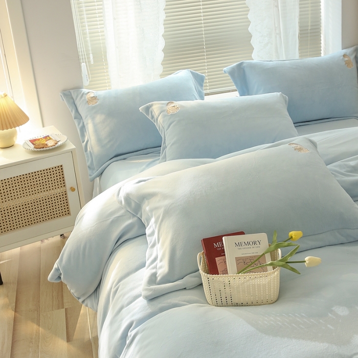 91家纺网 家纺一手货源 找家纺 榻尚家居 2021新款清新柔暖绒四件套茱莉系列 茱莉浅兰