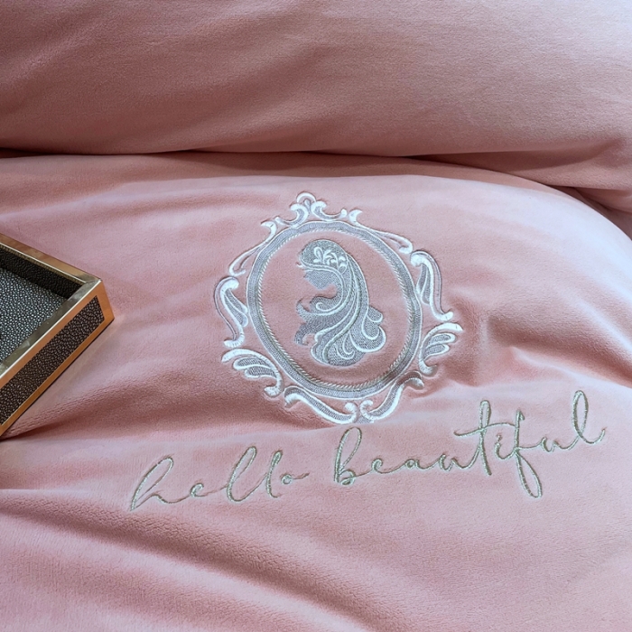 91家纺网 家纺一手货源 找家纺 榻尚家居 2021新款柔暖绒四件套茱莉系列 茱莉粉