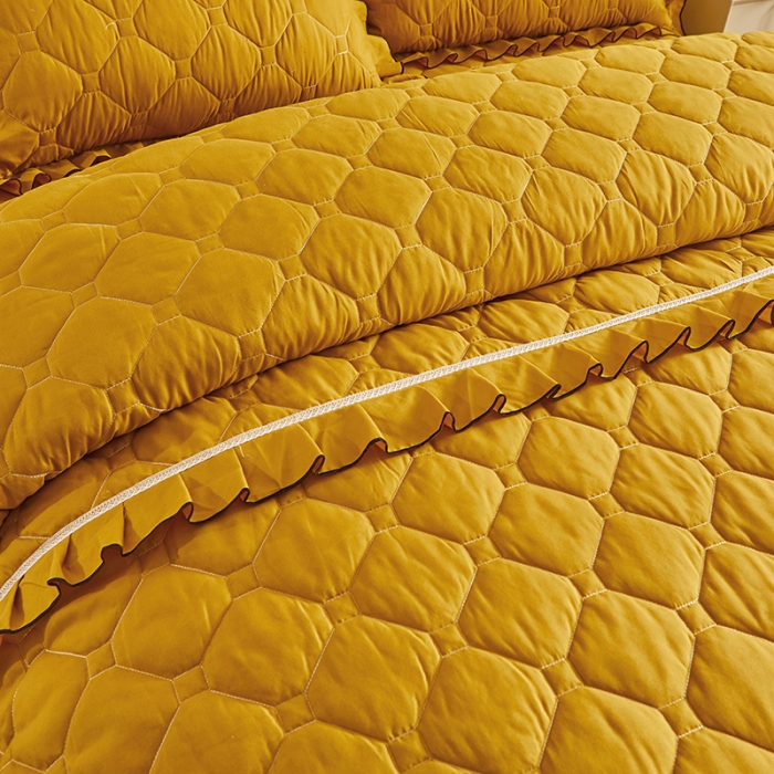 91家纺网 家纺一手货源 找家纺 艾裙海 2025新款床裙款全夹棉四件套 姜黄