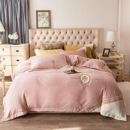 91家纺网 家纺一手货源 找家纺 佰亿莱2024新款牛奶绒贴布绣四件套-居里夫人系列 藕荷粉