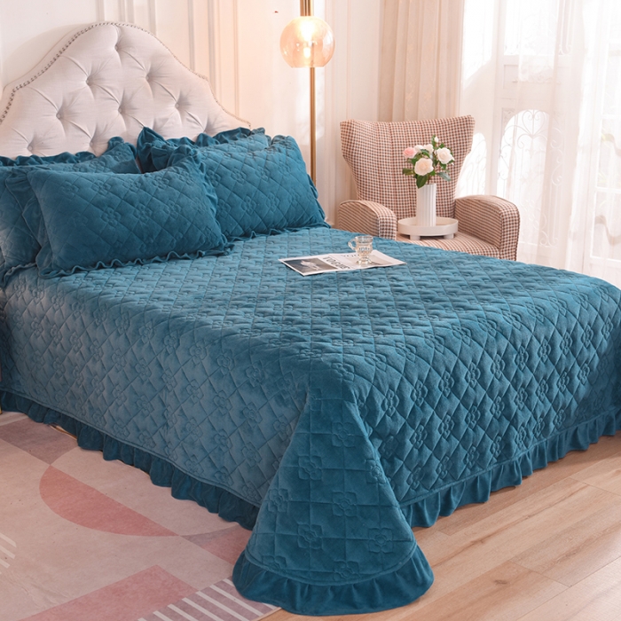 91家纺网 家纺一手货源 找家纺 （总）甜之梦 2025新款纯色全棉夹棉防滑花边款床盖