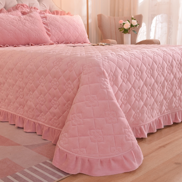 91家纺网 家纺一手货源 找家纺 甜之梦 2025新款纯色全棉夹棉防滑花边款床盖 淡粉