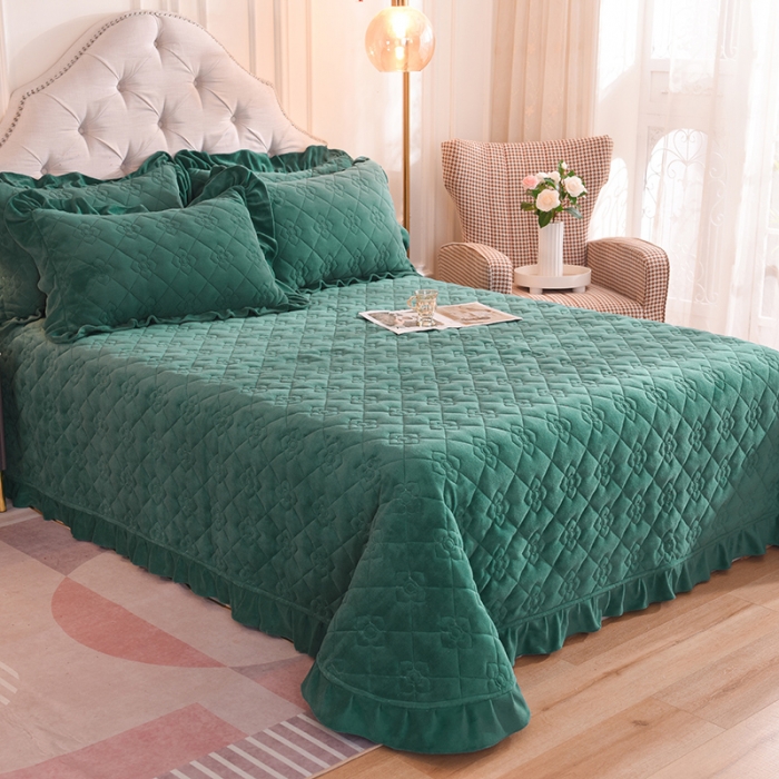 91家纺网 家纺一手货源 找家纺 甜之梦 2025新款纯色全棉夹棉防滑花边款床盖 墨绿