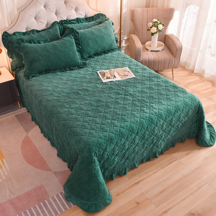 91家纺网 家纺一手货源 找家纺 甜之梦 2025新款纯色全棉夹棉防滑花边款床盖 墨绿