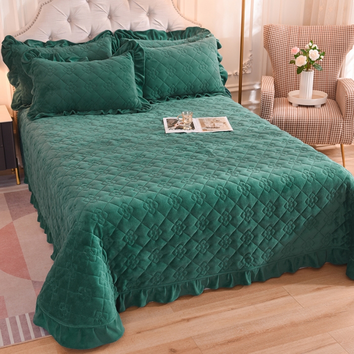 91家纺网 家纺一手货源 找家纺 甜之梦 2025新款纯色全棉夹棉防滑花边款床盖 墨绿