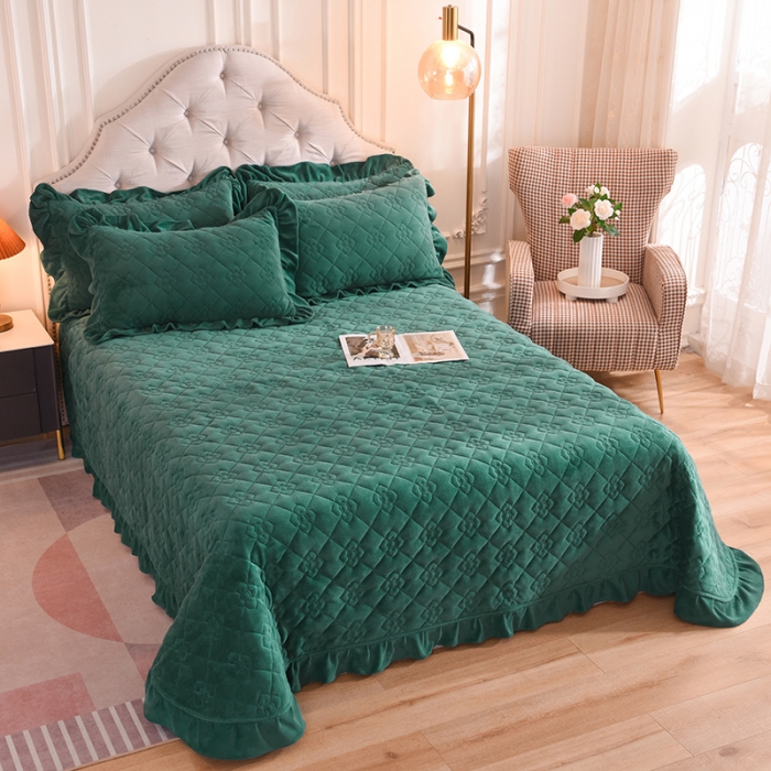 91家纺网 家纺一手货源 找家纺 甜之梦 2025新款纯色全棉夹棉防滑花边款床盖 墨绿