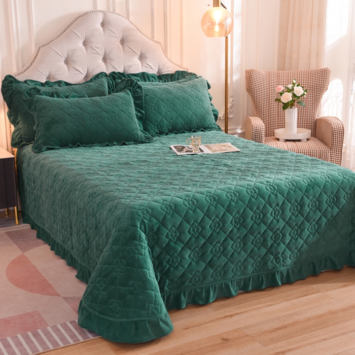 91家纺网 家纺一手货源 找家纺 甜之梦 2025新款纯色全棉夹棉防滑花边款床盖 墨绿