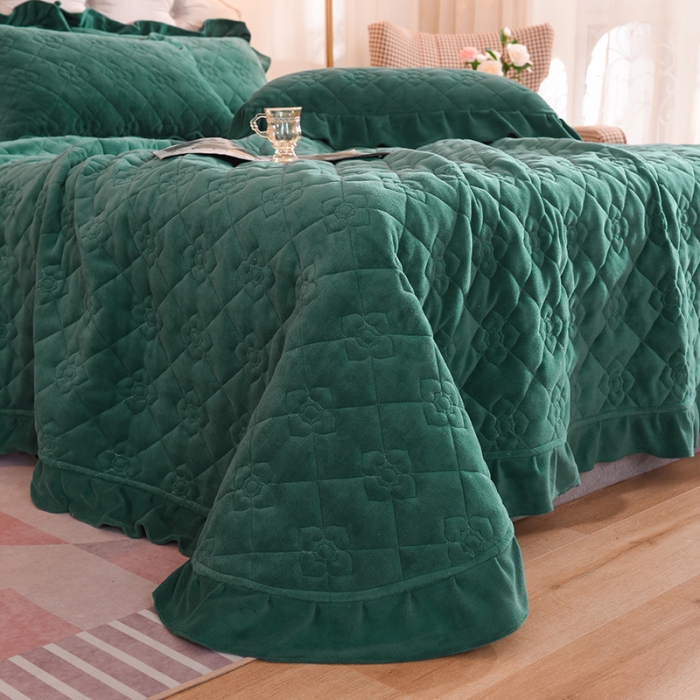 91家纺网 家纺一手货源 找家纺 甜之梦 2025新款纯色全棉夹棉防滑花边款床盖 墨绿