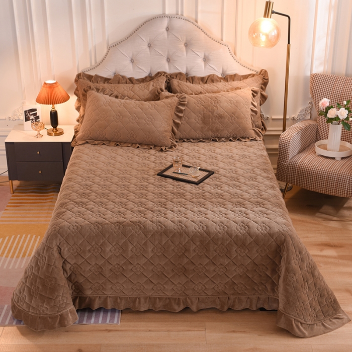 91家纺网 家纺一手货源 找家纺 甜之梦 2025新款纯色全棉夹棉防滑花边款床盖 奶茶咖