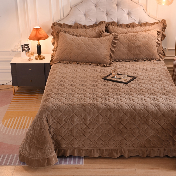 91家纺网 家纺一手货源 找家纺 甜之梦 2025新款纯色全棉夹棉防滑花边款床盖 奶茶咖