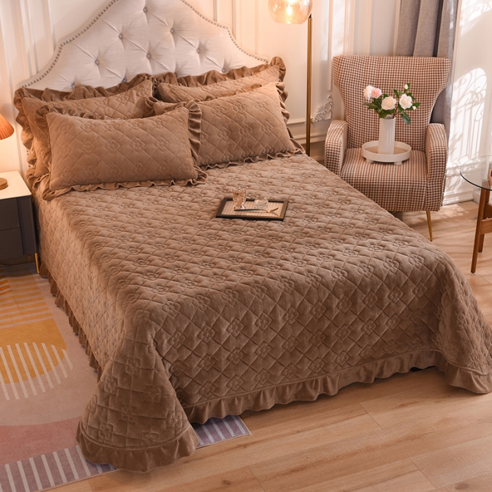 91家纺网 家纺一手货源 找家纺 甜之梦 2025新款纯色全棉夹棉防滑花边款床盖 奶茶咖