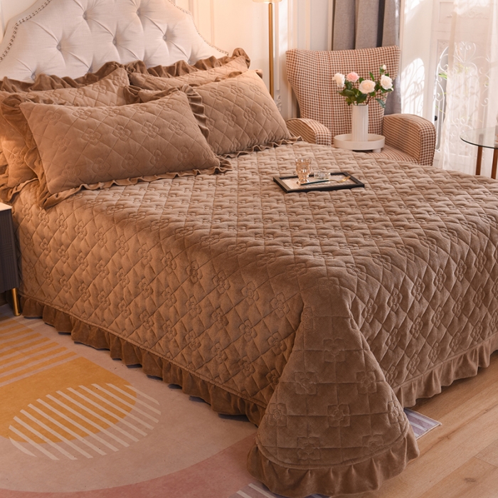 91家纺网 家纺一手货源 找家纺 甜之梦 2025新款纯色全棉夹棉防滑花边款床盖 奶茶咖