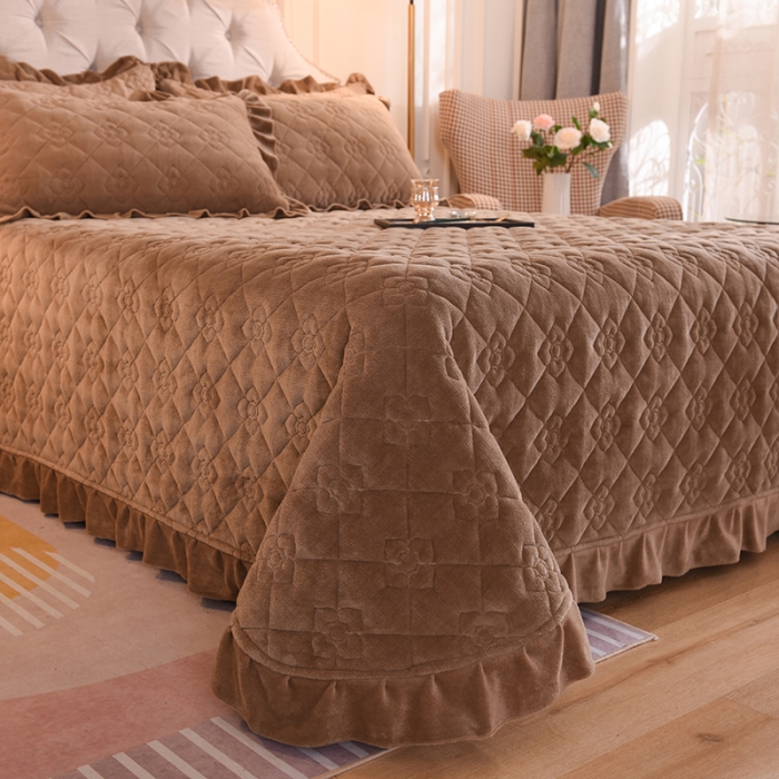 91家纺网 家纺一手货源 找家纺 甜之梦 2025新款纯色全棉夹棉防滑花边款床盖 奶茶咖