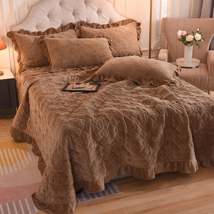 91家纺网 家纺一手货源 找家纺 甜之梦 2025新款纯色全棉夹棉防滑花边款床盖 奶茶咖