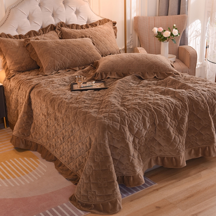 91家纺网 家纺一手货源 找家纺 甜之梦 2025新款纯色全棉夹棉防滑花边款床盖 奶茶咖