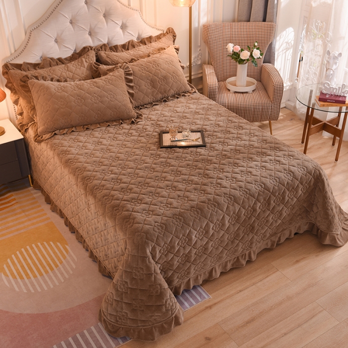 91家纺网 家纺一手货源 找家纺 甜之梦 2025新款纯色全棉夹棉防滑花边款床盖 奶茶咖