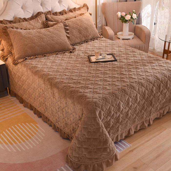 91家纺网 家纺一手货源 找家纺 甜之梦 2025新款纯色全棉夹棉防滑花边款床盖 奶茶咖