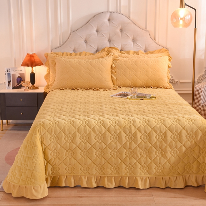 91家纺网 家纺一手货源 找家纺 甜之梦 2025新款纯色全棉夹棉防滑花边款床盖 嫩黄