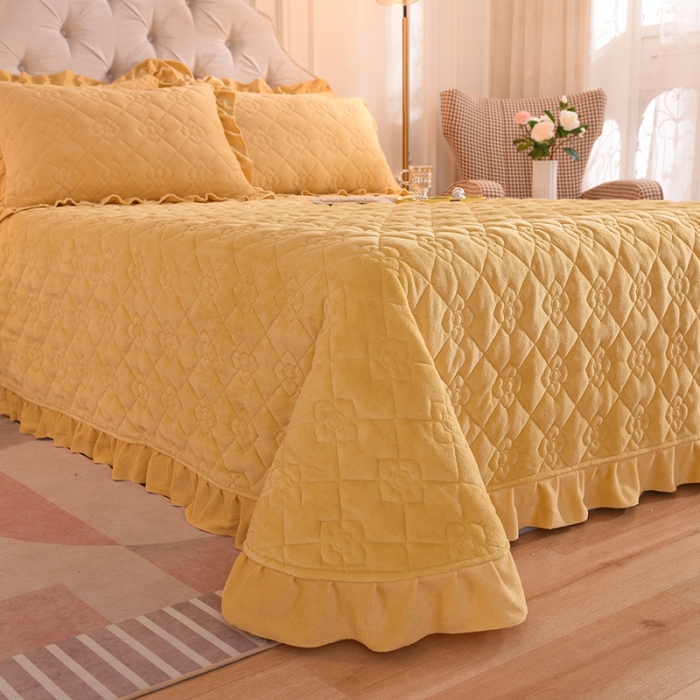 91家纺网 家纺一手货源 找家纺 甜之梦 2025新款纯色全棉夹棉防滑花边款床盖 嫩黄