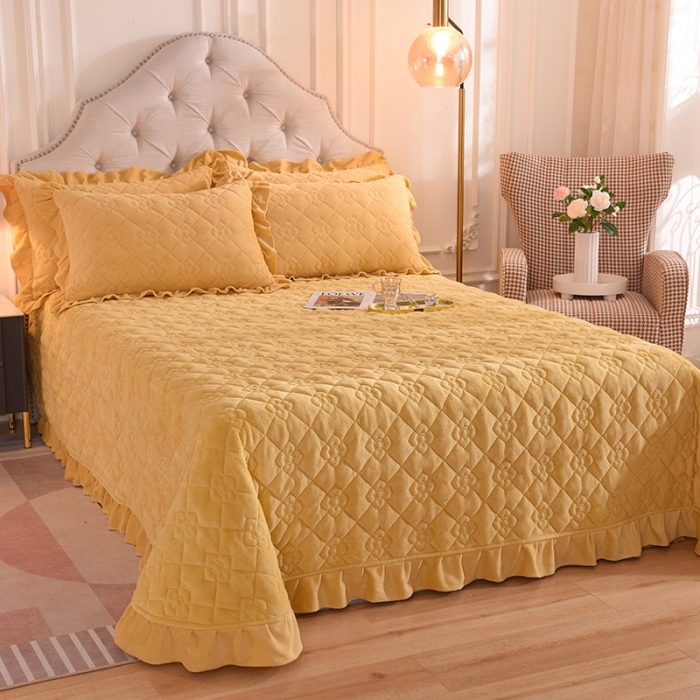 91家纺网 家纺一手货源 找家纺 甜之梦 2025新款纯色全棉夹棉防滑花边款床盖 嫩黄