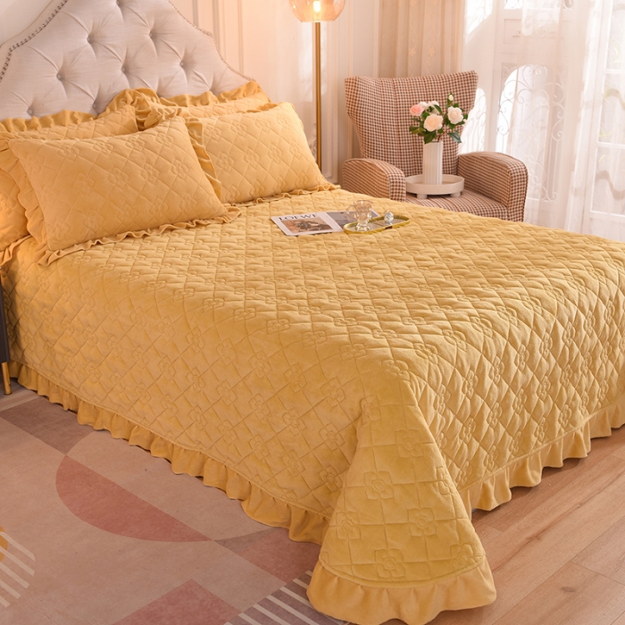 91家纺网 家纺一手货源 找家纺 甜之梦 2025新款纯色全棉夹棉防滑花边款床盖 嫩黄