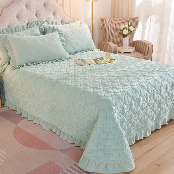 91家纺网 家纺一手货源 找家纺 甜之梦 2025新款纯色全棉夹棉防滑花边款床盖 嫩绿