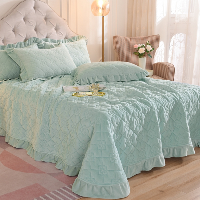 91家纺网 家纺一手货源 找家纺 甜之梦 2025新款纯色全棉夹棉防滑花边款床盖 嫩绿