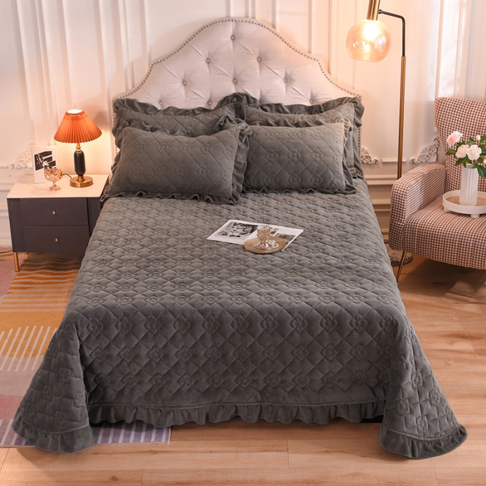 91家纺网 家纺一手货源 找家纺 甜之梦 2025新款纯色全棉夹棉防滑花边款床盖 深灰