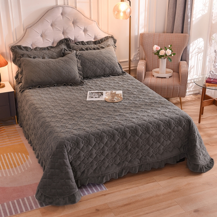 91家纺网 家纺一手货源 找家纺 甜之梦 2025新款纯色全棉夹棉防滑花边款床盖 深灰
