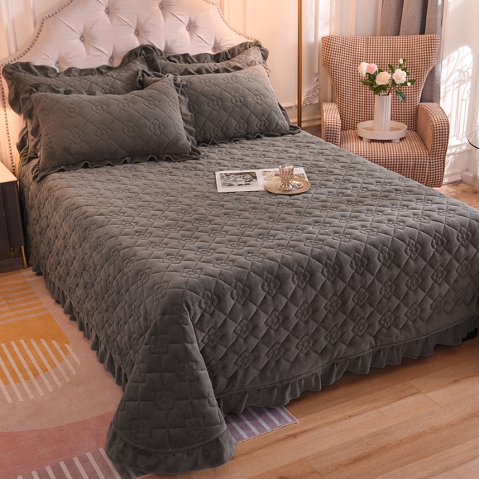 91家纺网 家纺一手货源 找家纺 甜之梦 2025新款纯色全棉夹棉防滑花边款床盖 深灰