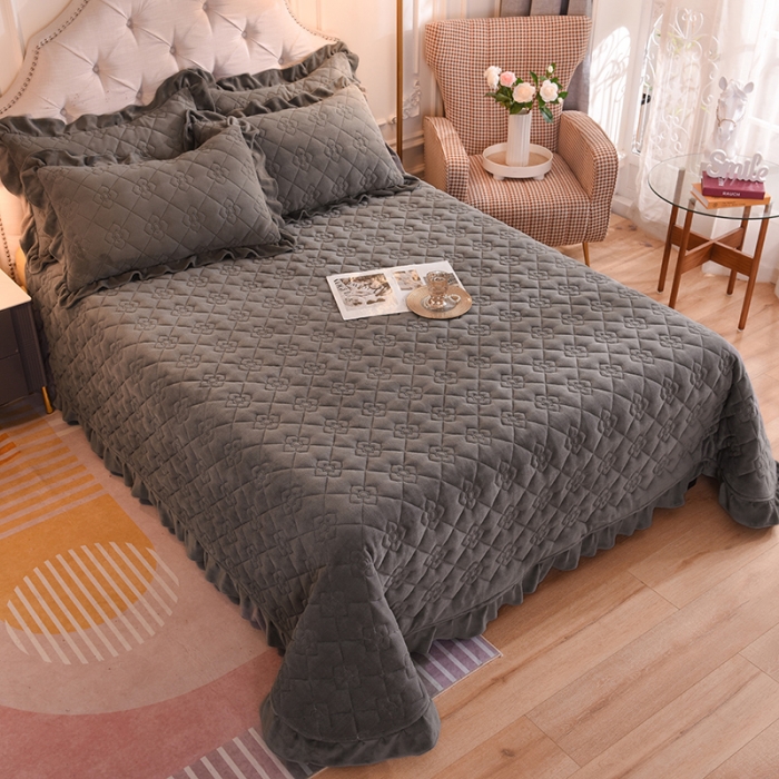 91家纺网 家纺一手货源 找家纺 甜之梦 2025新款纯色全棉夹棉防滑花边款床盖 深灰