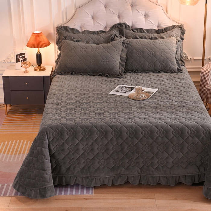 91家纺网 家纺一手货源 找家纺 甜之梦 2025新款纯色全棉夹棉防滑花边款床盖 深灰