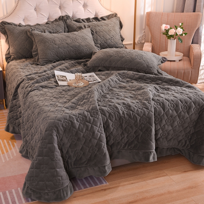 91家纺网 家纺一手货源 找家纺 甜之梦 2025新款纯色全棉夹棉防滑花边款床盖 深灰