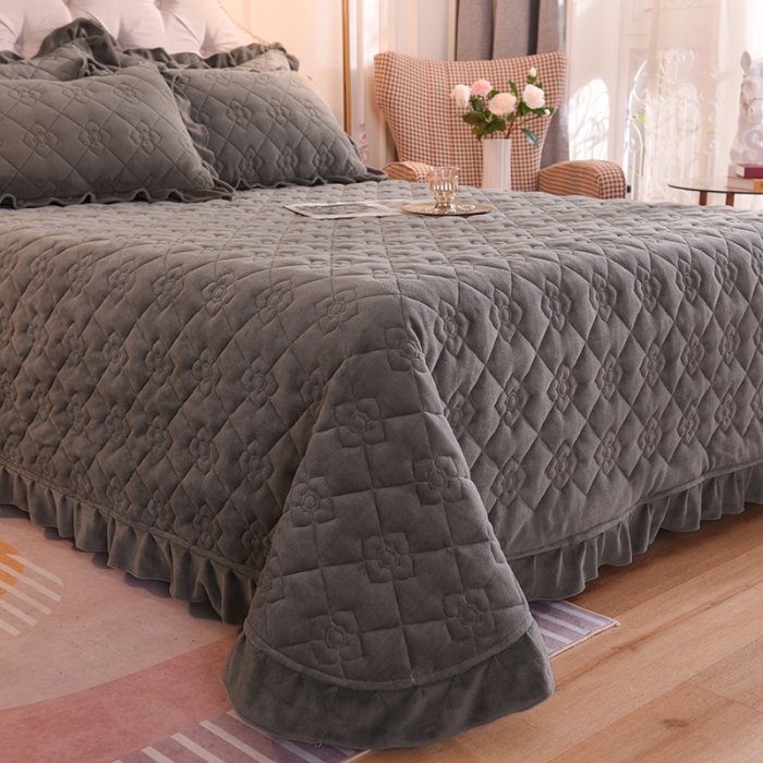 91家纺网 家纺一手货源 找家纺 甜之梦 2025新款纯色全棉夹棉防滑花边款床盖 深灰