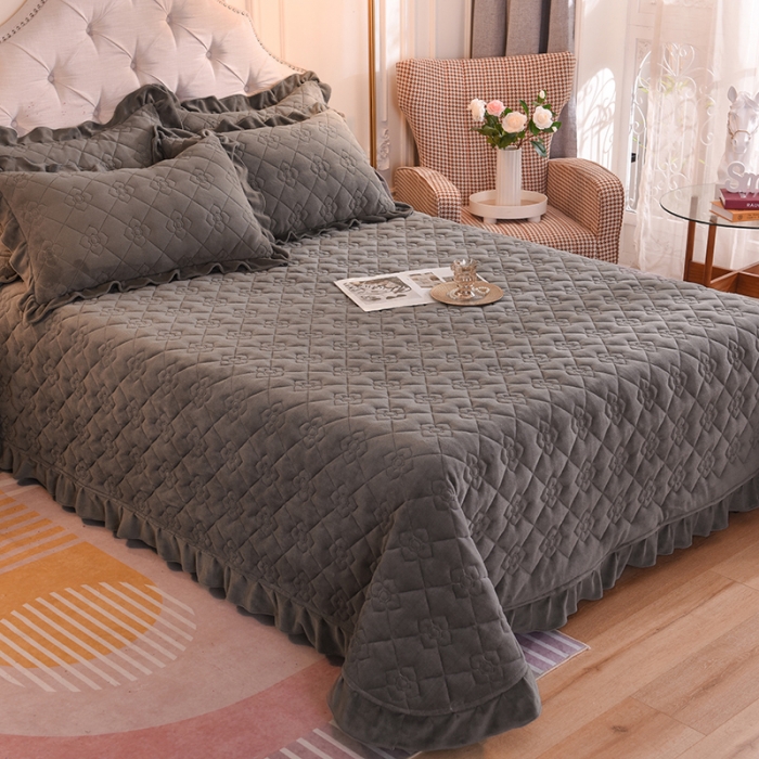 91家纺网 家纺一手货源 找家纺 甜之梦 2025新款纯色全棉夹棉防滑花边款床盖 深灰